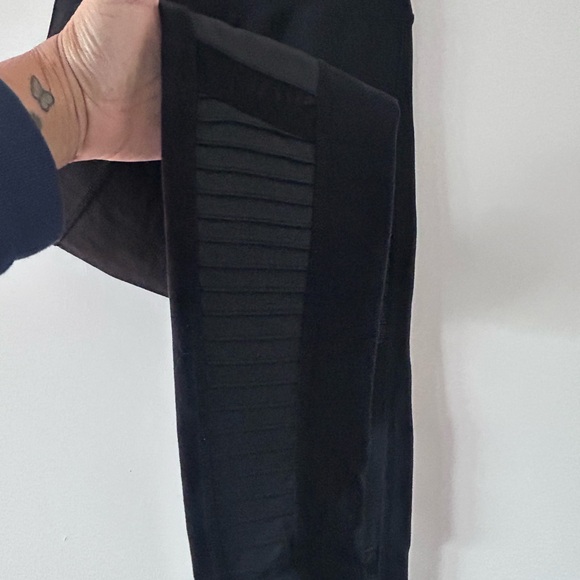 ALO YOGA • Black Moto Leggings • - Picture 3 of 8